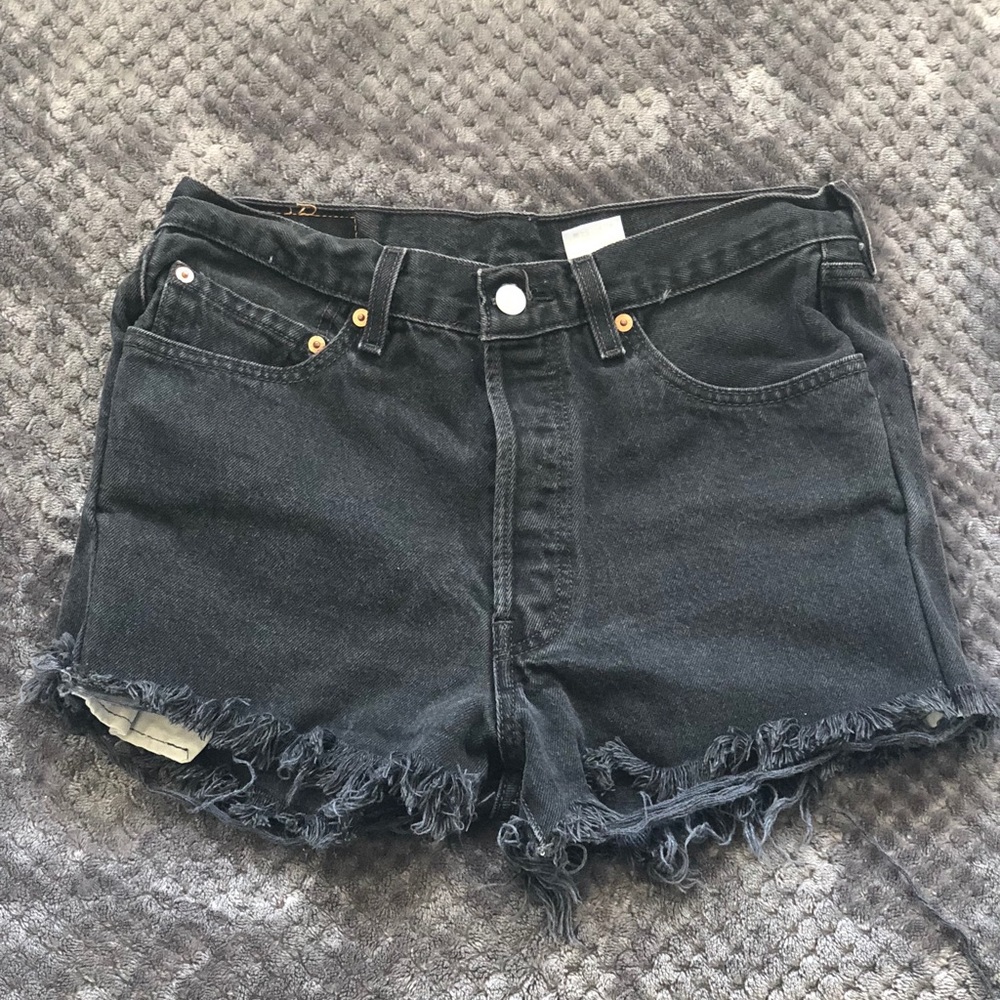 High-waisted frayed black Levi shorts